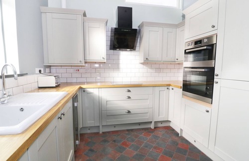 Crynant Cottage | NO 1 CHURCH COTTAGES, pet friendly in Llanelli