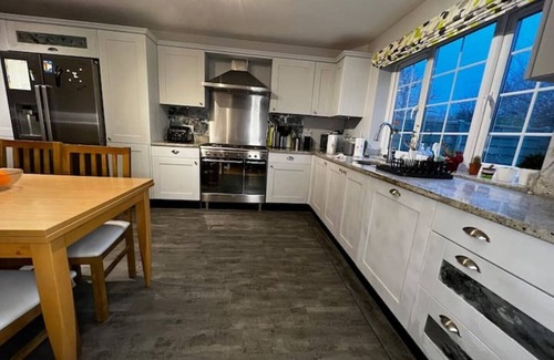 Epsom House | No.10 in Epsom (5 bed house) close to common & Horton Park