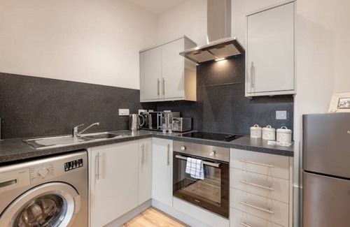Leuchars Apartment | No 65 Leuchars (Nr St Andrews) Free Parking - Pet Friendly