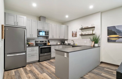 Dead Man's Flats Apartment | No Cleaning Fee! King Sized Bed!Nature All Around!