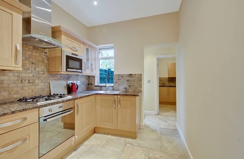 North Acton House | NOAL ROAD: 4 BEDROOM 4 BATHROOM 2 SITTING ROOM