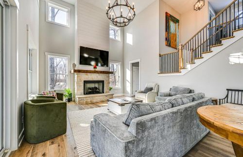 Clarkson House | Nolin Lake Family Retreat Deck, Fire Pit and Games!