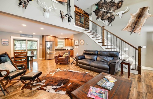 Bee Spring House | Nolin Lake Home w/Hot Tub: 15 Mi to Mammoth Cave!