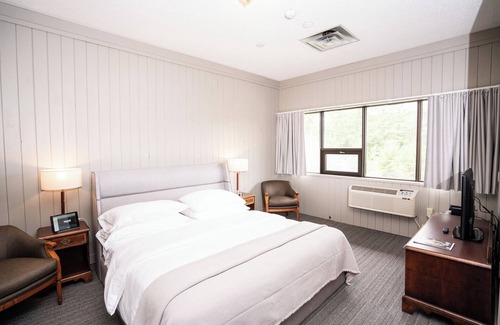 Harcourt Resort | Nomi - 302 and 315 King Room