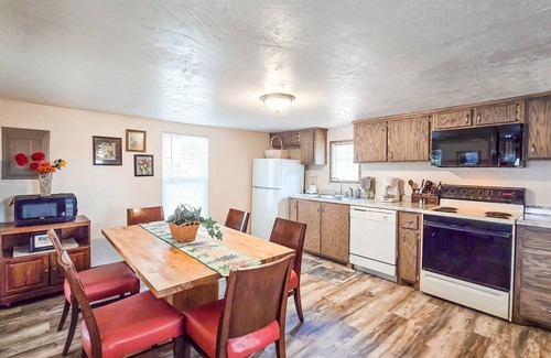 Longtown House | Nonie's Rustic Retreat I Cabin in Longtown