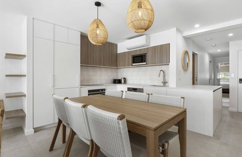 Sunshine Coast Apartment | Noosa Absolute Beachfront Deluxe Apartments