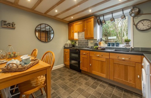 Geldeston House | Norfolk Broads Comfy Cottage. 500 yds River. Suffolk Broadland Village/Beach Hut