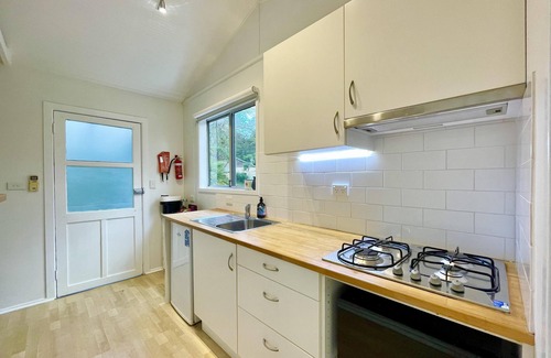 Faulconbridge Cottage | Norman Lindsay Cottage - Wilderness Cabin, A/C, BBQ, Smart TV, Norman Lindsay Gallery Estate
