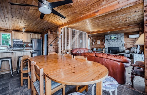 Lion's Head Cottage | Norse Nook Waterfront w/Hot Tub & Sauna