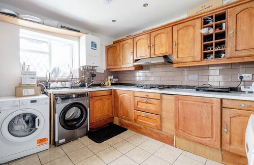 Townfield House | North Avenue Guest House Ltd, Heathrow Airport-Free Parking