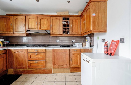 Townfield House | North Avenue Guest House Ltd, Heathrow Airport-Free Parking