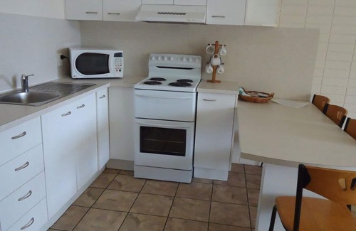 Tewantin Apartment | NORTH FACING STONES THROW TO THE RIVER