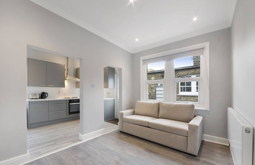 St. Helen's Apartment | North Kensington Westfield 3 bedroom New DeluxAprt