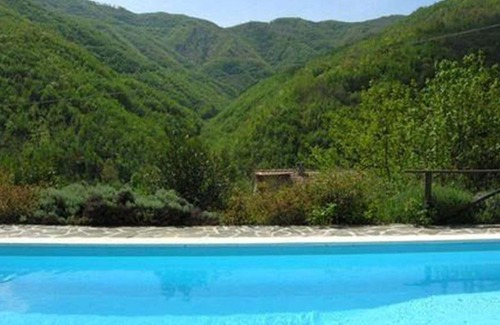Comano House | North Tuscany private hill-side house with private pool