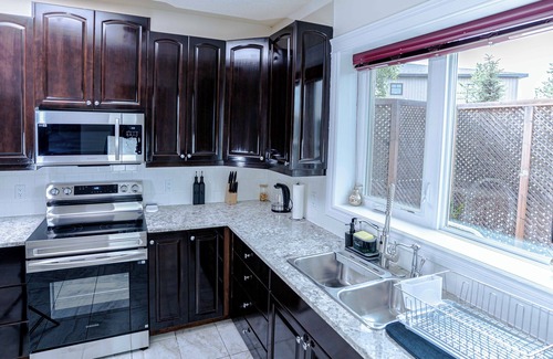 Yellowknife House | Northern Solace, 2 bedrooms, 2 bathrooms, kitchen, living room, Airport pick up