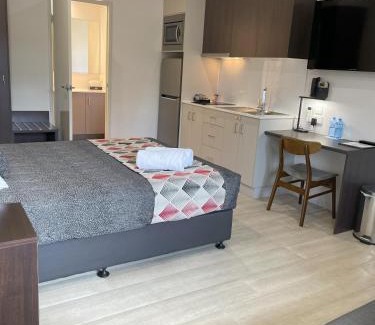 Harlaxton Hotel | Northpoint Motel Apartments