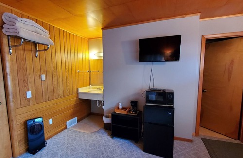 Long Lake Apartment | Northwoods Lodge Hotel Room 2