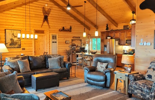 Luck Cabin | Northwoods Upscale Charming Lakefrt Bone Lk-4 Bedrm-Game Rm-BOOKING SUMMER 2026!
