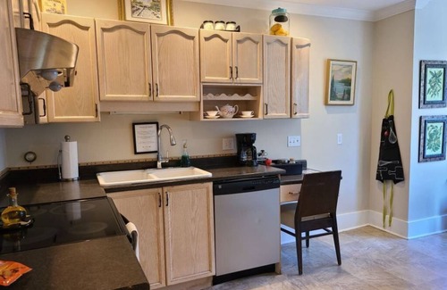 North End Apartment | Nostalgic 1930's Oasis Boutique Style - Downtown