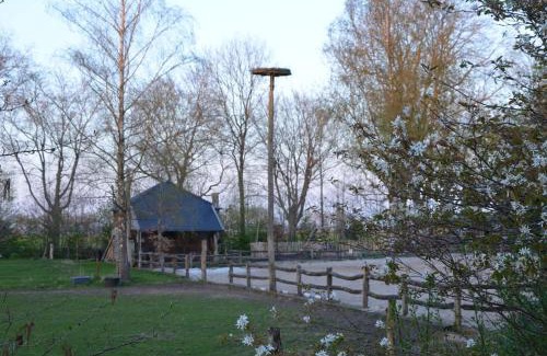 Eexterveenschekanaal House | Nostalgisch overnachten in hooimijt