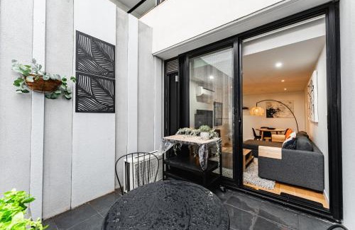 Port Melbourne Apartment | "Nott's Nook"- 1-Bed with Rooftop Views