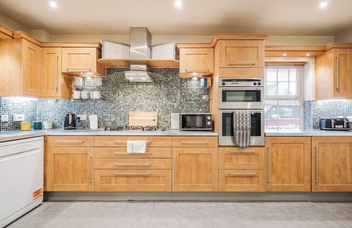 Ascot Apartment | November 4BR Discounted Stay in North Ascot