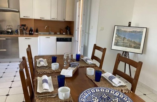 Hotel-de-Ville Apartment | nSplendid view of Notre Dame de la Garde and the Old Port