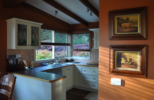 Avonsleigh Cottage | nStorybook Cottage in tranquil location close to Emerald township and shops.