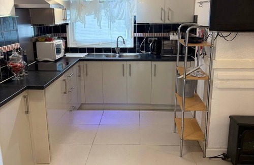 Abbey Wood House | ntJ&J Stays Abbeywoodn4-Bedroom Serviced accommodation Contractors and Families