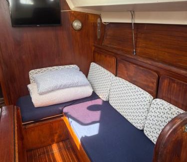 Canet-en-Roussillon Boat Rental | nuit insolite sur un bateau