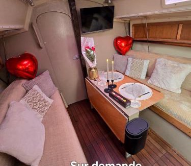 Deauville Boat Rental | Nuit romantique sur un bateau à Deauville