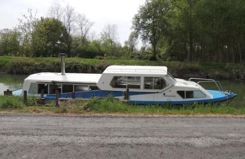 Saint-Hilaire-la-Palud Boat Rental | Nuits insolites sur un bateau