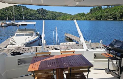 Vals d'Aix et Isable Boat Rental | Nuits insolites sur un bateau 12m en pleine nature