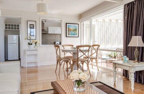 Sandy Bay Villa | Nutgrove Villa - Walk to Beach, cafes and shops