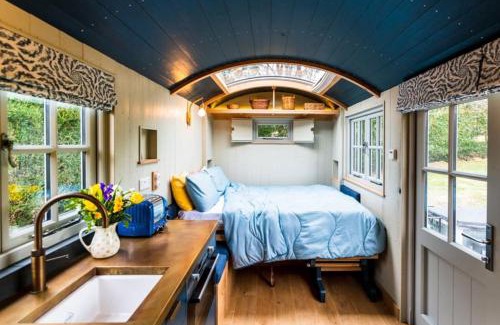 Raymonds Hill House | Nutkins Luxury Shepherd Hut with hot tub close to Lyme Regis