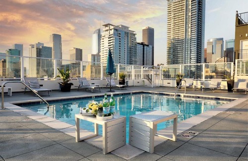 Historic Core Apartment | NYC Styled Loft In DTLA, sleeps 4 with Free Parking!