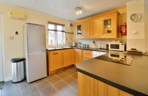South Cerney House | Nyhavn Lakeside Cottage set on Isis Lake in the Cotswold Lakes - Pet Friendly