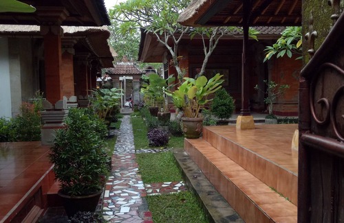 Peliatan House | Nyoman Warta Accomodation located in ubud area. Near by mongkey forest and