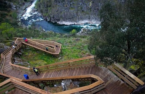 Alvarenga House | O Pardieiro - River bank house in magical little village Paradinha