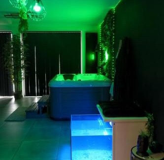 Morlanwelz-Mariemont Villa | Ô Spa Privatif - Luxury Suite - JACUZZI-SAUNA-NETFLIX-FISHSPA-SERVIETTES-PEIGNOIRS-SANDALES-CAFE