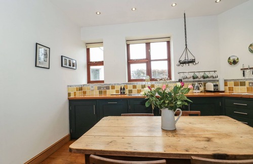 Cullompton Cottage | OAK BARN, pet friendly, character holiday cottage in Kentisbeare