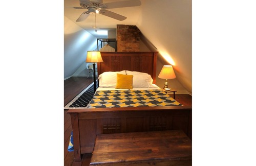 Alton Bed & Breakfast | Oak Grove B&B Treehouse Queen Bed 2 Porches-Pet Friendly