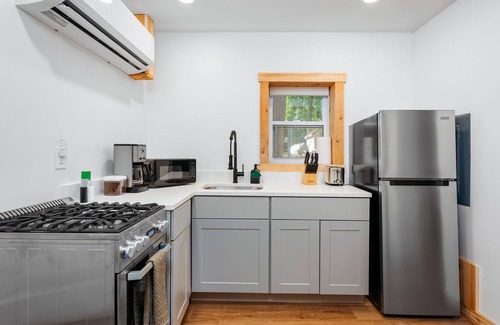 Mayfield Cottage | Oak Leaf Cottage on Arbutus Lake