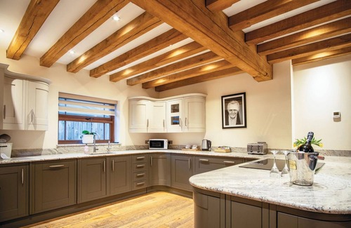 Pen-y-cae House | Oak Lodge - Hot Tub - Pen Y Cae Inn