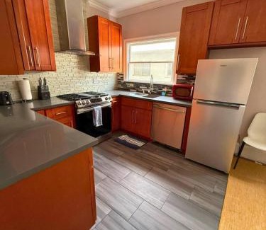 Oakland Ave - Harrison St Apartment | Oak Manor - Chic & Stylish 2BR Apartment Retreat