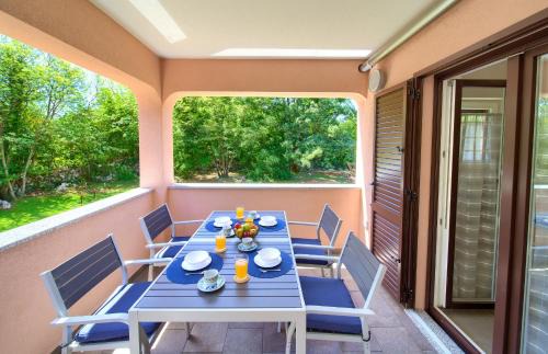 Sveti Vid Dobrinjski Apartment | Oak Meadow Apartment