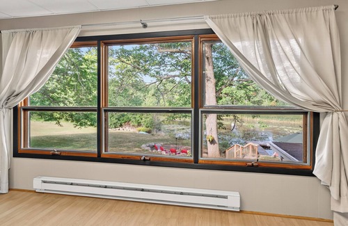 Waterport Cottage | Oak Orchard Creek Cottage Close to Lakes and Nature & Major Cities
