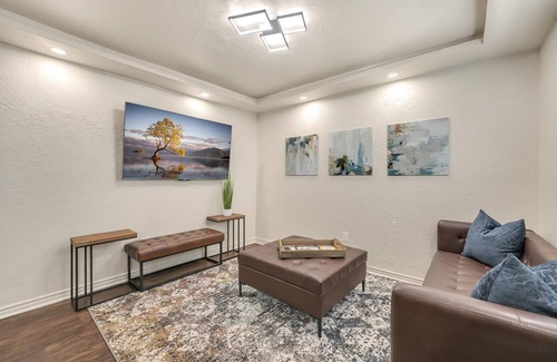 Lawton Apartment | Oak's Beautiful Contemporary Suite #10