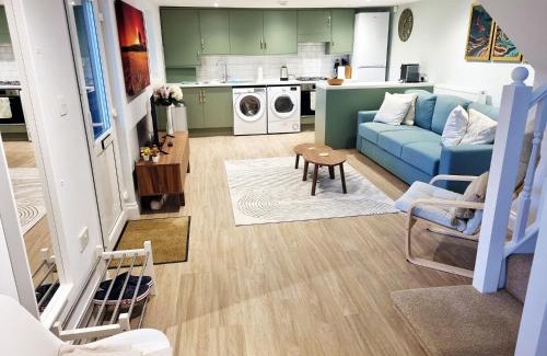 Copthorne Apartment | Oak Tree Cottage near Gatwick Airport
