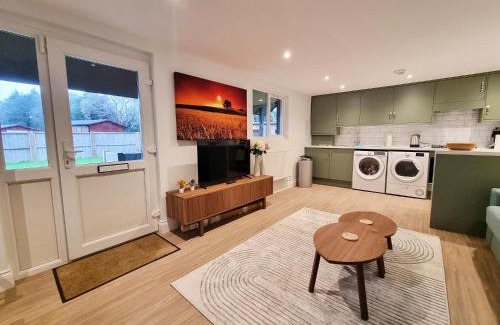 Copthorne Apartment | Oak Tree Cottage near Gatwick Airport